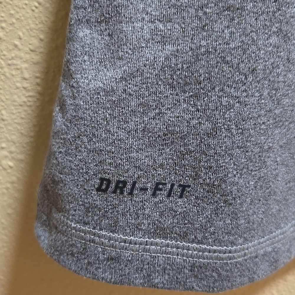 Nike Women’s Long-Sleeve Crew Top in Heather Gray - Picture 2 of 6